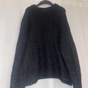 Stickad tröja  - Superfin svart stickad tröja från bikbok i störlek L, men tycker den sitter fint på mig som vanligt har s/m. Kontakta mig vid intresse, köparen står för frakten💕