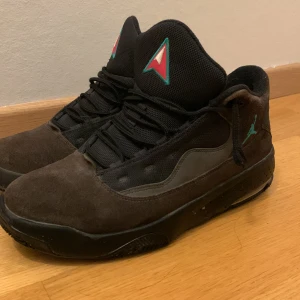 Jordan 2 aura Max. Frakt ingår i pris - Bruna svarta suede och mocka skor