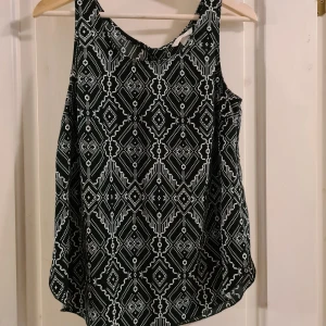 Topp HM Mama S - Svartvit ärmlös topp från HM Mama i storlek S. Dragkejda i nacken. Jättefint skick.  Frakt tillkommer med 39 kr 🌞