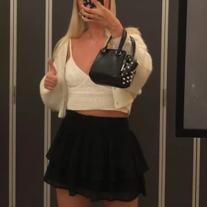 VÄSKA M NITAR - ZARA - Säljer nu min söta väska från zara med nitar på! Skriv för fler bilder 💕⭐️KEDJA INGÅR