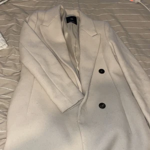 Kappa - Fin lite vit krämig kappa från mango. Använd ett fåtal gånger