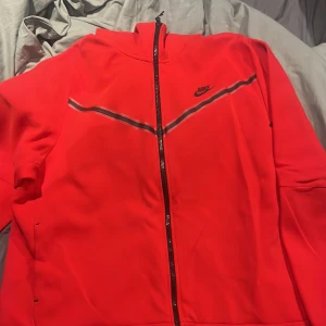 Nike - Säljer min Nike tech fleece för att den är för stor, fint skick. 350kr. 1250 kr ny. Hör av dig vid frågor 