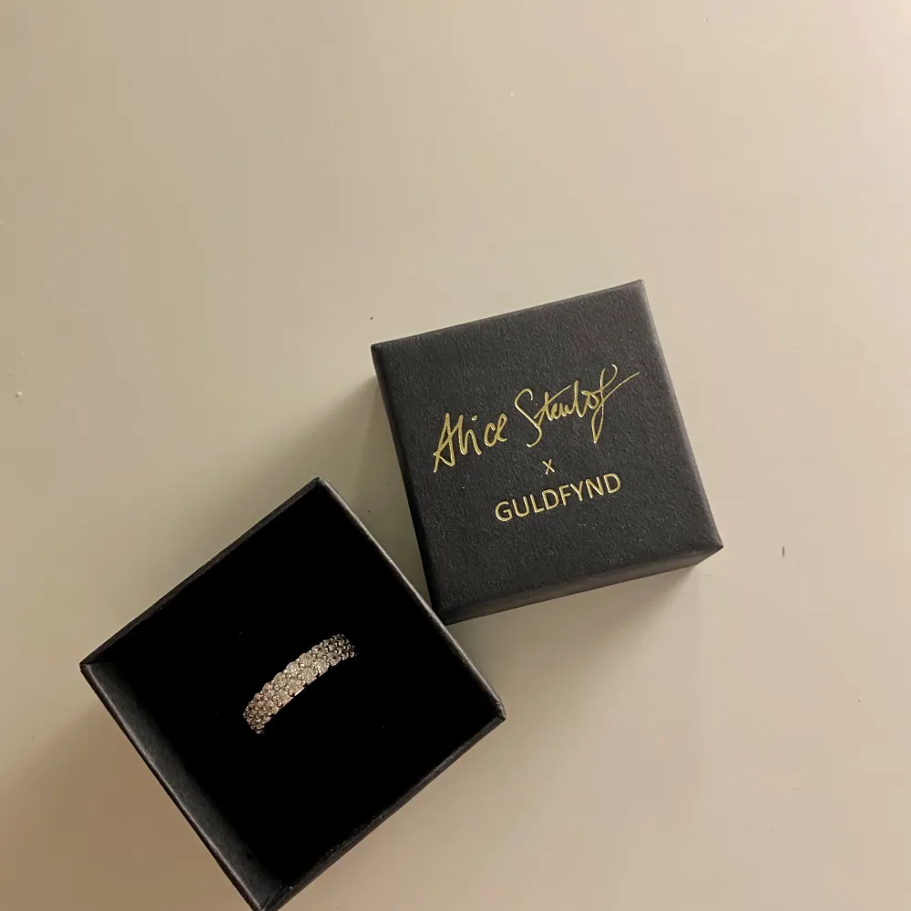 Säljer nu denna jättefina silver diamant silver  ring från Alice Stenlöf x Guldfynd 💕💕Nyskick!!. Accessoarer.