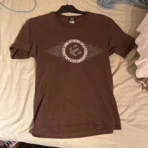 brun t shirt - En brun t shirt i lite tjockare tyg. Så fin, men kommer inte till användning:(