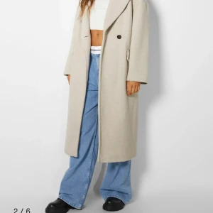 Beige kappa - Säljer denna kappan i stl M från bershka. Använd endast en gång. Köptes för 699 kr