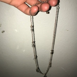 Ett fint stjärnhalsband 5kr - Hej, säljer nu ett fint silvrigt stjärnhalsband frakt är 13kr  men priset går såklart o diskutera💗