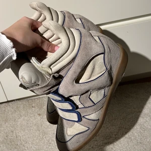 Isabel marant - Unika Isabel Marant klackar i strl 39 (små i storleken) ⭐️ nypris är runt 5000 kr & jag säljer de för 1200 kr💕 skriv vid frågor! Kan tänka mig att gå ner i pris vid snabb affär🥰