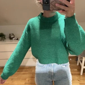 Stickad tröja  - En grön stickad tröja ifrån Nelly. Färgen ser ni bäst på andra bilden🤍