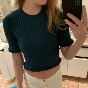 Topp från Zara - Super söt topp från Zara i storlek S. Ser nästan lite blå ut på bild men den är grön i verkligheten. Säljes då den inte är min stil. Aldrig använd!