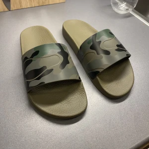 VALENTINO CAMO SLIDES - Valentino camo slides Supersnygga och sköna  Helt nya aldrig använda  Original kartong  Size: EU 40 