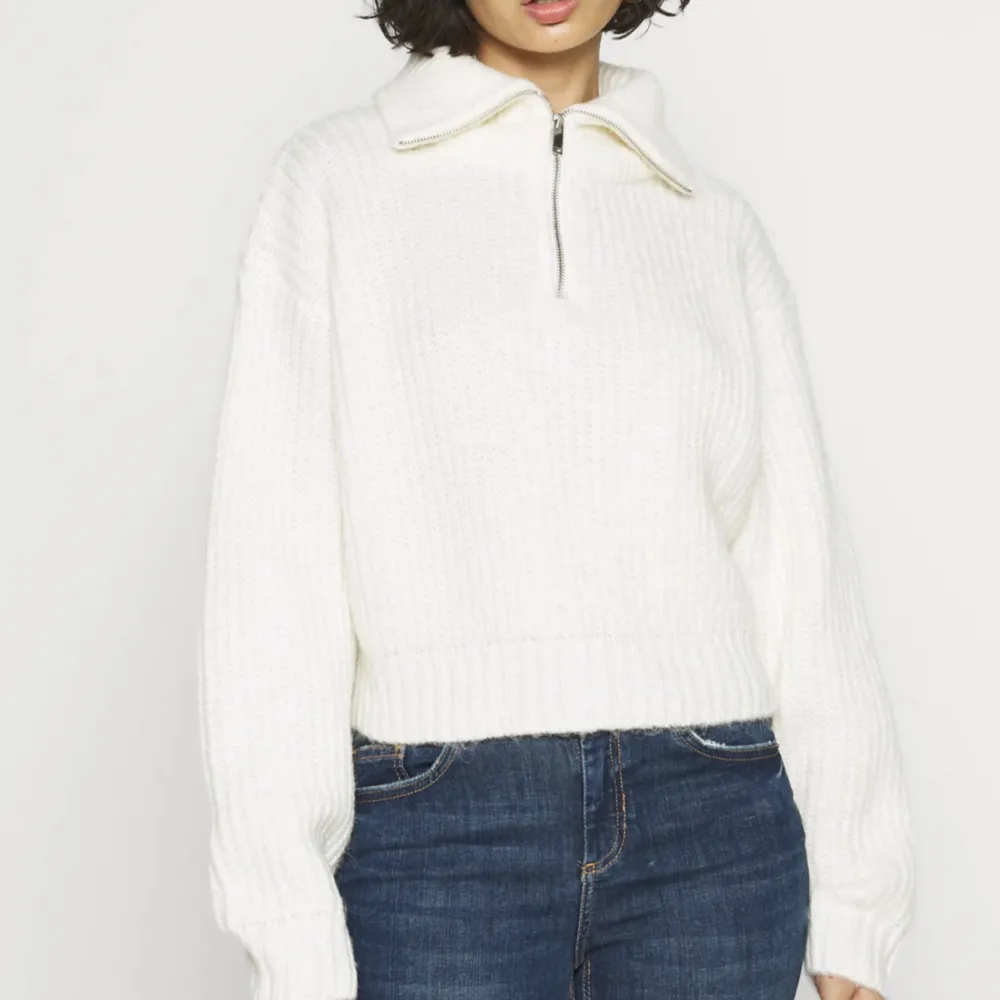 Säljer denna sköna stickade tröjan från Gina Tricot! Den är i storlek L och tröjans ”modell” är Gina Tricot Petite!    (frakt tillkommer). Stickat.