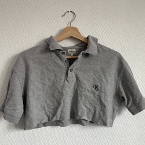 Croppad Calvin Klein skjorta  - Kommer ej till andvändning längre, herr modell S, köpt via humana 