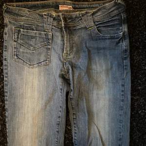 Lågmidjade jeans köpta under tidigt 2000-tal i storlek 34. Knappt använda med knappar på bakfickorna och raka ben