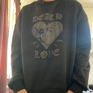Sweatshirt  - En svart sweatshirt med trycket deade love på och ett hjärta med en döskalle och en meniska använd 4 gånger. Den är S men är oversisd så skulle säga att den passar upp till L ❗️klicka inte på köp nu utan skriv först så tar vi de via Swish ❗️