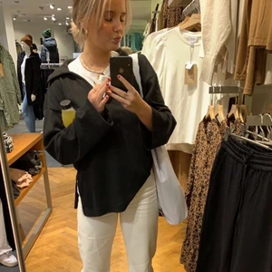 Svart tröja med krage  - Svart tröja med krage från gina tricot i storlek s💕 använd 1 gång 