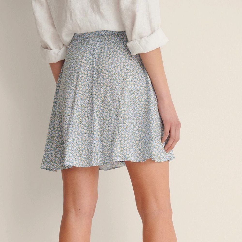 söt kjol som jag köpte förra sommaren! använd kanske 5ggr✨✨ fint skick! köpte för 200kr och säljer för 90kr + frakt💅🏼💅🏼💅🏼💅🏼. Kjolar.