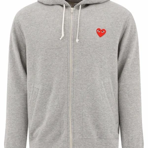 CDG Hoodie - En CDG Hoodie köpt på NK i Göteborg för ca 3100 Kr, storlek : S fits lite oversized. Stor S/ vanlig M.  Väldigt sparsamt använd, Max 2-4 gånger. En riktigt fin Steal 