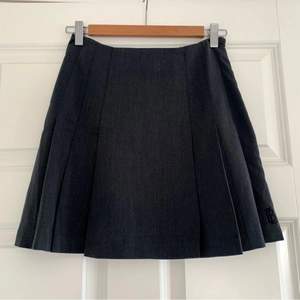 En helt oanvänd kjol från Bondelid i storlek 34. Obs! Dammig spegel inte nåra fläckar på plagget.  Köparen står för frakten som ligger på 65 kr och betalning sker via swish<3