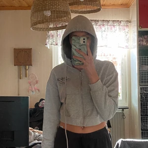 magtröja  - jättefin magtröja som bara skräpar i min garderob.  skriv om du vill ha mer information  pris kan diskuteras 