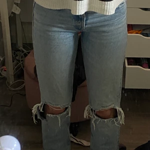 Low waist jeans zara  - Low waist zara jeans. Är en liten storlek 36 så mer som en 34, lite för små för mig som brukar ha 36. Är 172 lång och de går ner till hälarna på mig. Aldrig använda. Betalning Swish