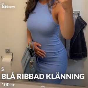 Blå ribbad klänning  - Blå ribbad klänning från Zara