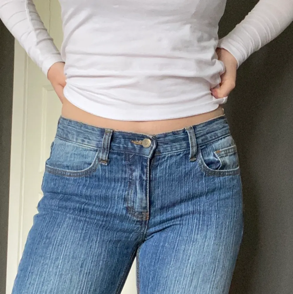 Brielle 90’s jeans från brandy melville. Jag är storlek S. Inga defekter och använda någon gång bara! Tog 3 veckor att få hem från hemsidan för mig så betydligt snabbare frakt från plick. 300 + 50 kr frakt . Jeans & Byxor.