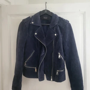 Mockajacka - Mockajacka i marinblå i storlek L. Liten i storlek så är som en M.