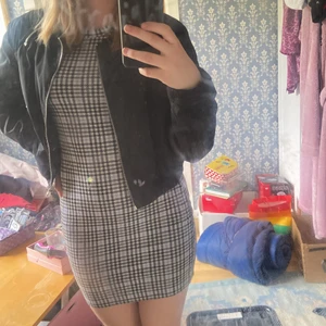 Klänning och jacka - Klänningen  S 70kr jacka M 70kr 