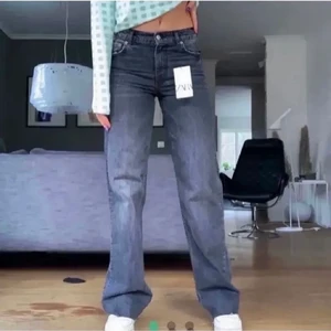 Gråa jeans -  Säljer nu dessa populära gråa jeans från Zara!!! Storlek 38 men passar mindre💕💕💕