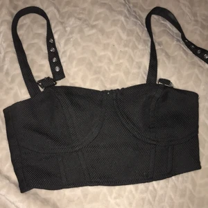 Topp - En svart topp med spenen super fin till ett par baggy jeans eller kjol!🎬