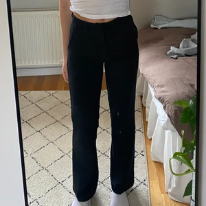 Kostymbyxor - Svarta kostymbyxor från Bikbok i fint skick, i stl 34
