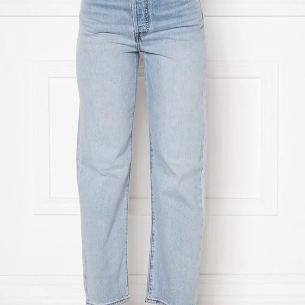Säljer dessa Levi’s jeans då de blivit för korta för mig som är 168cm. Använda men inget synligt slitage. Färgen är som på bild 2&3.. Jeans & Byxor.