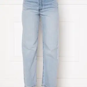 Säljer dessa Levi’s jeans då de blivit för korta för mig som är 168cm. Använda men inget synligt slitage. Färgen är som på bild 2&3.