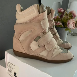 Isabel marant skor  - Skor från isabel marant, knappt använda & det enda tecken på användning är jeans som skavt på ena skon (se tredje bilden, syns ej när man har de på sig) säljer därför dom billigt. Storlek 37