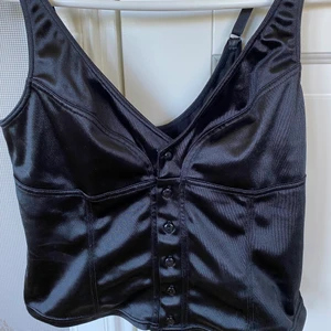Svart topp - Jättefin svart topp från Urban Outfitters som tyvärr aldrig kommer till användning. Står ingen storlek men passar S