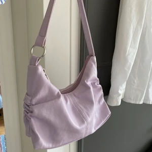 Väska - Pastellila liten väska i fint skick. 