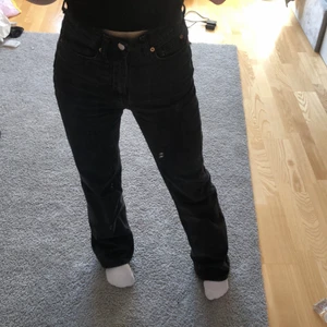 Svarta Jeans - Svarta högmidjade jeans med lite bootcut i storlek 34. De är lite slitna där bak vid hälen (se på tredje bilden) och är även lite solblekta men fortfarande i fint skick. Den vita fläcken på framsidan är på spegeln och inte byxorna.😄 Köparen står för frakten💕🌸