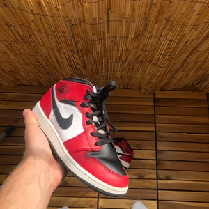 Jordan 1 mid Chicago black toe - Jordan 1 mid Chicago black toe Storlek US 4.5 Eu 36.5 Skick 7/10  Rep box