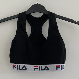 Fila topp sportbh small - Topp från Fila, endast använd en gång då den var lite för liten för mig. Står storlek medium men uppskattar till en small.