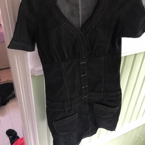 Jeansklänning  - Skitcool jeansklänning i mörkblått jeanstyg. Köpt second hand men använd endast 1 gång av mig. Nyskick. Lite stor på mig i midja och byst, passar bättre för M. Jag är 172 och den går till mitten av mina lår/lite kortare💓