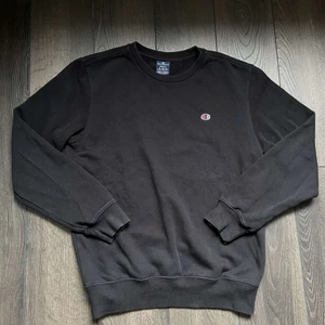 Champion Sweatshirt  - Säljer denna champion sweatshirt i strl S, tröjan är i bra skick. Hör av dig om du har några funderingar. Kolla gärna in mina andra annonser.