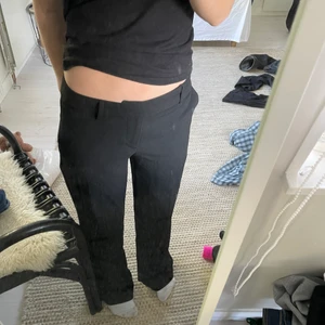 Lågmidjade kostymbyxor  - Säljer dessa superfina kostymbyxor från Pull and bear. De är superfina men har tyvärr blivit lite för små. Innerbenslängden är ca 81 men är uppsydda. De är aldrig avklippta så det går att göra dem till orginallängd vilket är ca 6 cm längre 