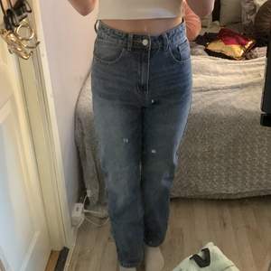 Ett par mörkblåa högmidjade jeans från shein storlek M och sitter lite förstort på mig som bär S och är parfekt i längden på mig som är 174!💗 Använt 1-2 gånger då jag gillar ljusa byxor mer! Kan frakta men köparen står för frakten!💗