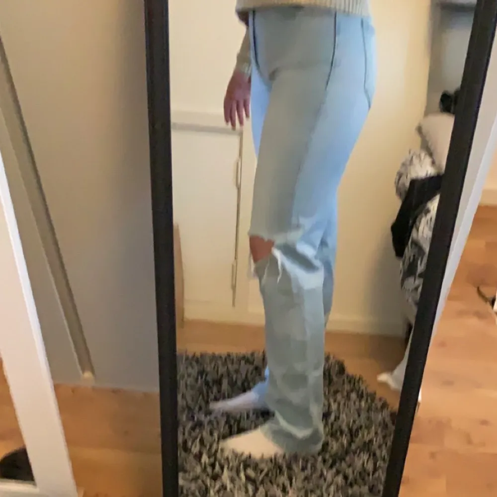 Jeansen är i bra skick! Inga fläckar! Dom sitter fint på en!✨ Strl 40  (Köparen står för frakten). Jeans & Byxor.