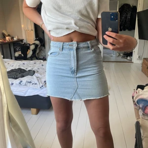 Jeanskjol  - Säljer denna jeanskjol då den är lite för liten för mig 💕 strl 34! 