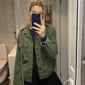 Grön jacka  - Grön tunn jacka från Ralph lauren. Storlek xs i herrmodell motsvarar s ungefär 