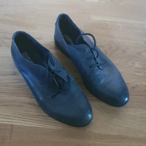 Snörskor i äkta skinn - Snörskor i äkta skinn. Säljes pga för små. Använda en gång. Nypris 1200 kr. Säljes för 400 kr. 