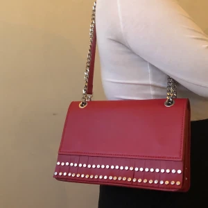 Zara väska - Röd zara väska med nitar! Använd fåtal gånger 