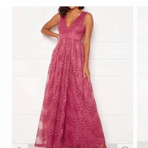 Balklänning i spets  - säljer denna helt oanvända balklänningen i spets💕 Ella lace gown, lappen sitter kvar då jag hittat en annan klänning! nypris 1099kr.