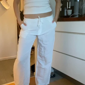 Linnebyxor - Säljer dessa snygga linnebyxor eftersom de tyvärr är för korta på mig som är 172 🫤 Perfekta till sommaren! Jättefint skick❤️‍🔥